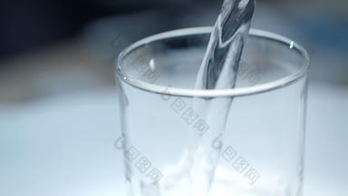 倒水玻璃让人耳目一新水纯立丘德玻璃清洁阿卡